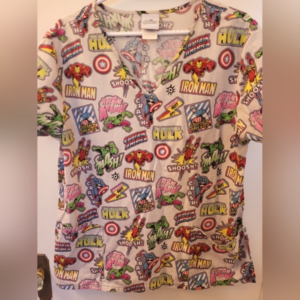 💥4 for $30💥 Avengers scrub top size LG
